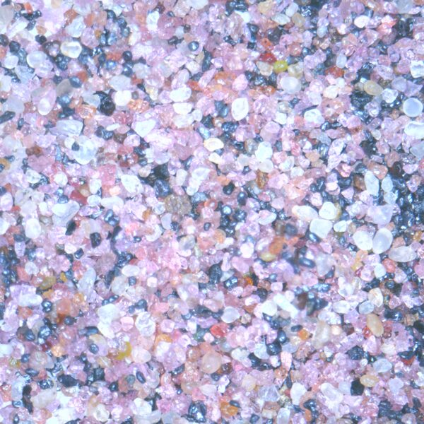 Smiltis ar granāta almandīnu