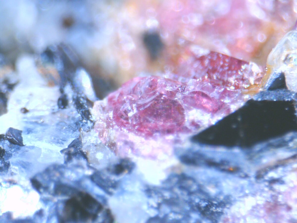 minerals-ar-granita-almandinu.jpg
